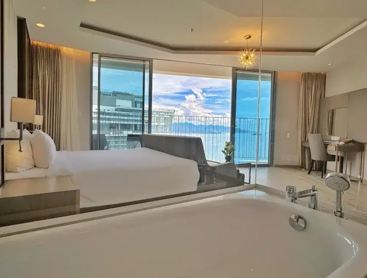 Ban công siêu rộng view biển - Free hồ bơi & gym Lustay